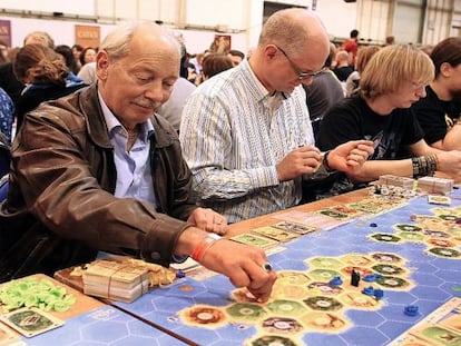 Klaus Teuber, creador de Cat&aacute;n, concentrado en su juego en el festival del sector en Essen. 