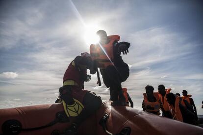 La tripulación del 'Open Arms', en tareas de rescate, este viernes.