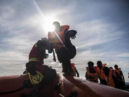 La tripulación del 'Open Arms', en tareas de rescate, este viernes.