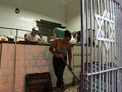 Tres empleados atienden la carnicería judía en La Habana.