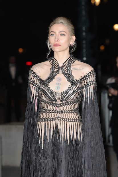 La modelo Paris Jackson, hija de Michael Jackson, se ha convertido en los últimos años en una habitual de las citas más importantes con la moda. Como una de las mejores embajadoras del estilo 'gotic-chic', en esta ocasión ha optado por un diseño que reivindica la contaminación del petróleo en el agua de los océanos.
