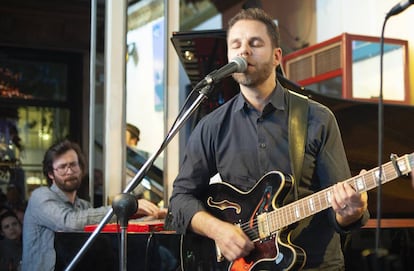 Leo Sidran, en una de sus actuaciones en el Café Central de Madrid.