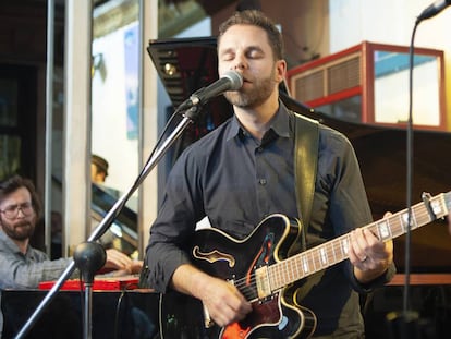 Leo Sidran, en una de sus actuaciones en el Café Central de Madrid.