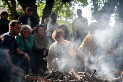 Raquel Buj y Raúl Mouro preparan una hoguera para cocer al aire libre las piezas de barro que se han realizado durante el día.