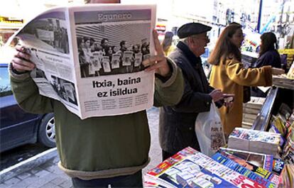 Un joven de Bilbao lee <i>Egunero</i>, diario en euskera que sustituye a <i>Egunkaria</i>, cerrado ayer.