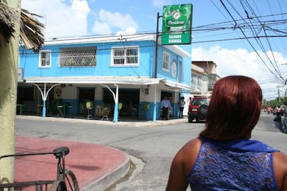 Gabriela Flores, en las calles de Boca Chica donde se solía prostituir cuando era menor. En ocasiones, aún lo hace.