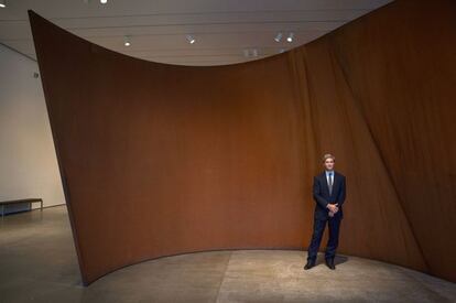 Michael Govan, director del LACMA, posa junto a una escultura de Richard Serra.
