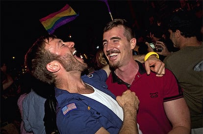 Cientos de personas celebraron en las calles de Nueva York la legalización del matrimonio homosexual