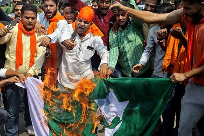 Participantes en una protesta queman una bandera de Paquistán en Jammu (India).