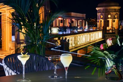 Alis Rooftop Bar, en la azotea del hotel Santa Catalina, un edificio de estilo neocanario.