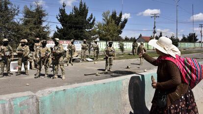 Una mujer grita el 20 de noviembre al Ejército en El Alto, Bolivia.