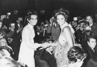 El encuentro de dos bellezas: Claudia Cardinale saluda a Audrey durante una gala en la ciudad en 1968.