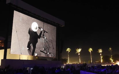 Una pantalla muestra a Bob Dylan en su concierto en el festival Desert Trip.