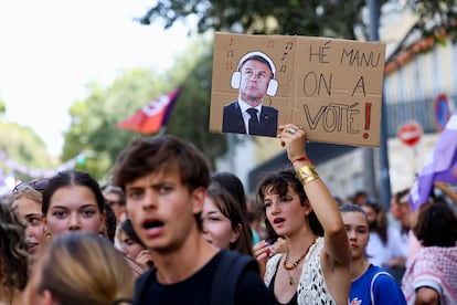 Un cartel contra  Macron en las protestas de este sábado.