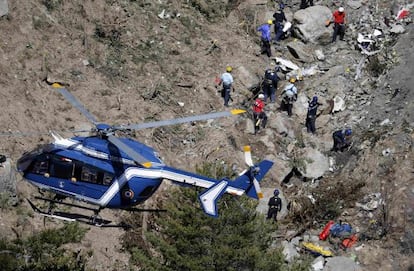 Equipos de rescate de los restos de las víctimas en los Alpes franceses.