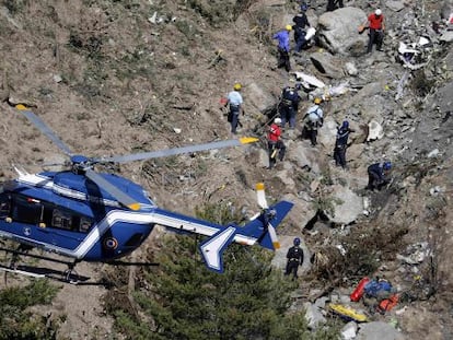 Equipos de rescate de los restos de las v&iacute;ctimas en los Alpes franceses.