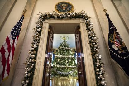 Una sala de la Casa Blanca. La mayor parte de la decoración fue diseñada por Rafanelli Events y llevada a cabo por 92 voluntarios de todo el país. EFE/Jim Lo Scalzo