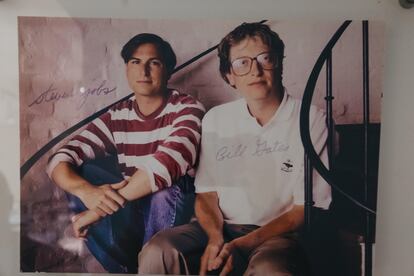 Retrato de Steve Jobs y Bill Gates expuesto en el Museo Apple de Praga.