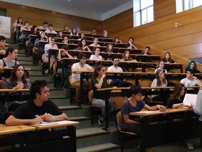 Examen de Selectividad en la Facultad de Odontolog&iacute;a de la Universidad Complutense de Madrid.