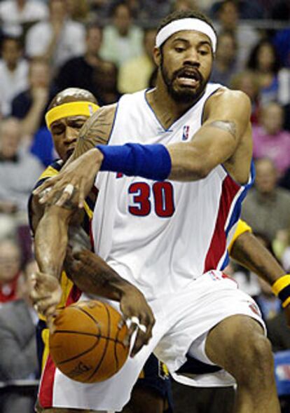 El jugador de los Pacers, Al Harrington, intenta robarle el balón a Rasheed Wallace.