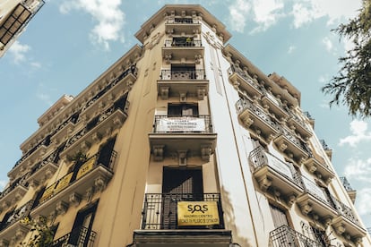 Vista de los carteles en protesta colgados en el exterior del edificio número 2 de la calle Angosto de los Mancebos, uno de los trece edificios vendidos por la Iglesia, y de los que quieren expulsar a los inquilinos.