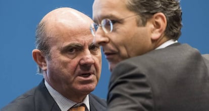 El ministro español de Economía, Luis de Guindos, y el presidente del eurogrup, Jeroen Dijsselbloem