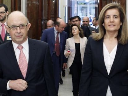 El ministro de Hacienda, Cristóbal Montoro, y la titular de Empleo, Fátima Báñez, entran en el Congreso seguidos del responsable de Economía, Luis de Guindos, y la vicepresidenta, Soraya Sáenz de Santamaría. 