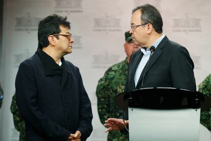 El ministro del Interior de Colombia, Alfonso Prada (d) habla hoy, con el Alto Comisionado Para la Paz, Danilo Rueda (i) durante una rueda de prensa en Bogotá (Colombia).