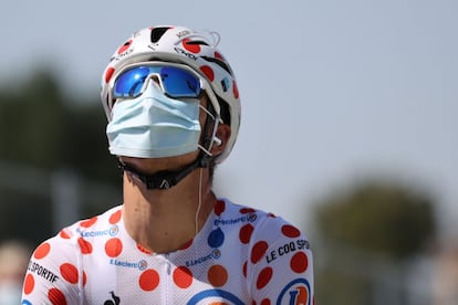 El corredor francés Benoît Cosnefroy, del equipo AG2R La Mondiale, vestido con el maillot de líder de la montaña, antes del comienzo de la 8ª etapa del Tour, el 5 de septiembre.