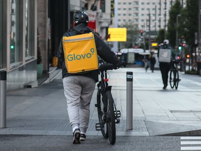 Trabajadores de reparto de comida en la Gran Vía de Madrid.