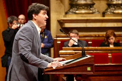 El portavoz de ERC, Sergi Sabrià, durante su intervención en el Parlament.