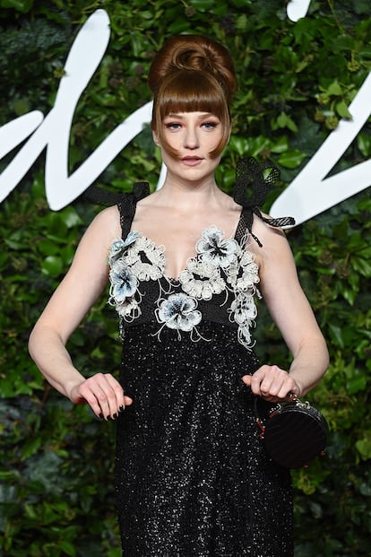 La cantante Nicola Roberts apostó por el diseño sostenible de Alexandra SIPA, una recién graduada de Central Saint Martins, con un adorno floral creado con cables eléctricos reciclados.