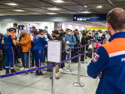 Empleados de protección civil, en un control de pasajeros en el aeropuerto Charles de Gaulle de París, el pasado 11 de enero.