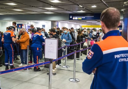 Empleados de protección civil, en un control de pasajeros en el aeropuerto Charles de Gaulle de París el pasado 11 de enero.