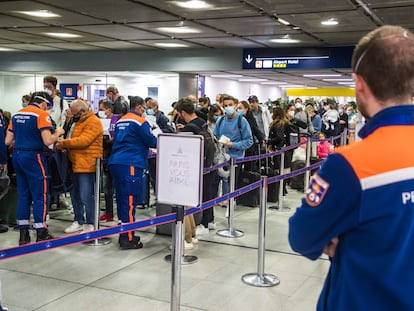 Empleados de protección civil, en un control de pasajeros en el aeropuerto Charles de Gaulle de París el pasado 11 de enero.