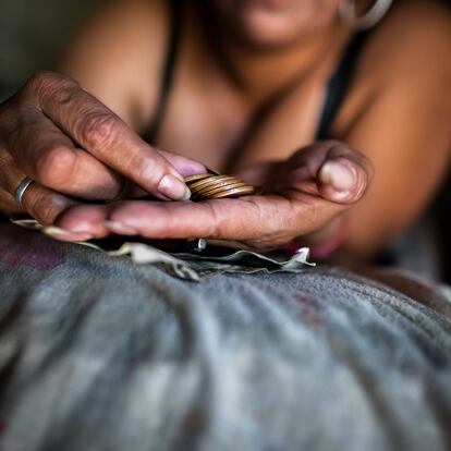Una mujer cuenta monedas en San Salvador (El Salvador).