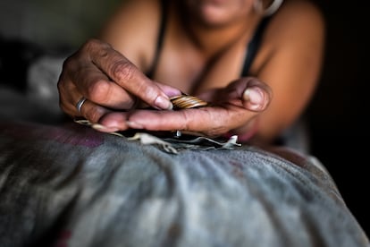 Una mujer cuenta monedas en San Salvador (El Salvador).