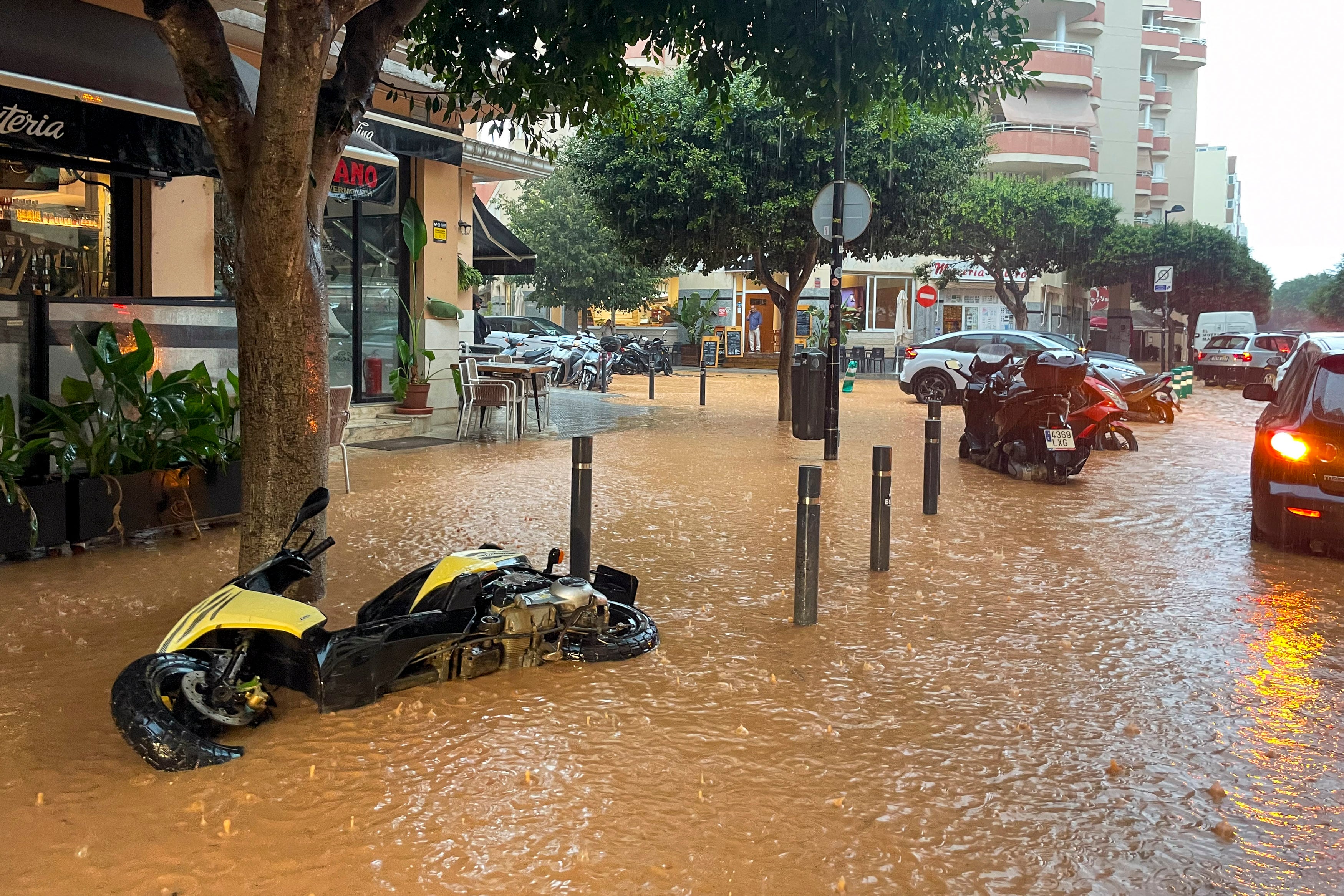 El temporal azota Ibiza y Formentera dejando carreteras y bajos anegados en agua