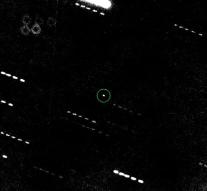 En el círculo, el asteroide Apofis en una composición de cinco imágenes tomadas el 31 de enero con el telescopio de 2,2 metros de la Universidad de Hawai en Mauna Kea. El débil rastro vertical corresponde a un satélite.