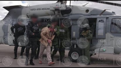 El Chapo Guzmán es trasladado por personal del ejército mexicano y de la Agencia Criminal de Investigación