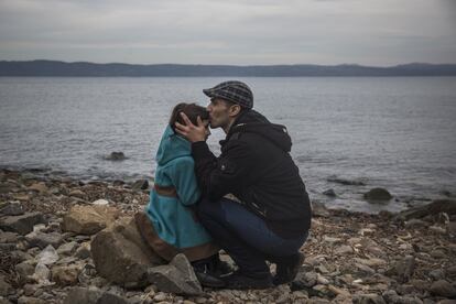 Un padre tranquiliza a su hija después de la travesía en bote por el Mediterráneo hasta Lesbos.