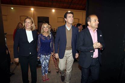 Los candidatos del PP a la presidencia del Gobierno de Canarias, Australia Navarro (2-i); al Cabildo de Gran Canaria, Mercedes Roldós (i); y al Ayuntamiento de Las Palmas, Juan José Cardona (d), llegan a la sede electoral junto al ministro de Industria y presidente del PP de Canarias, José Manuel Soria.