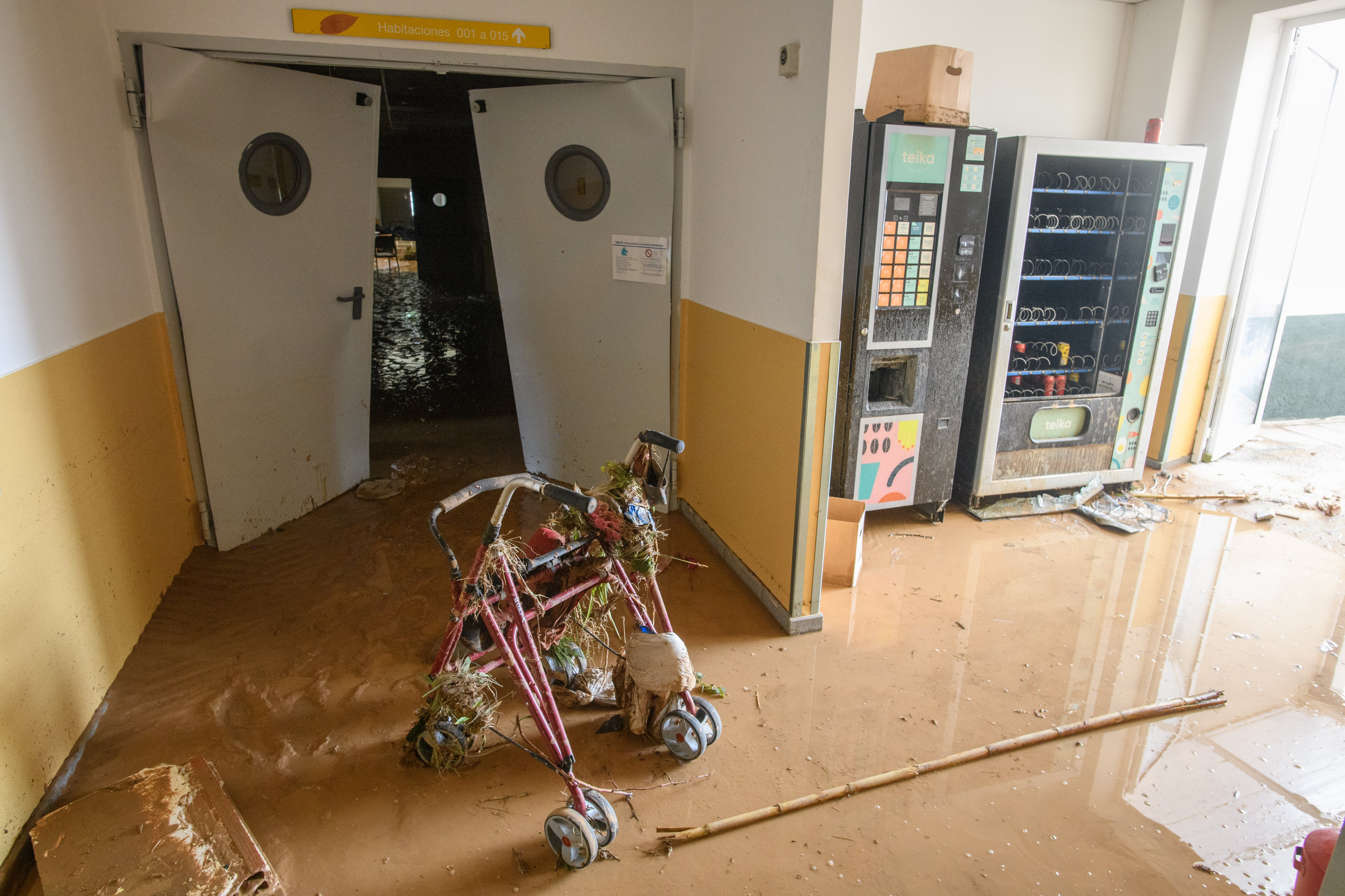 Los familiares de los ancianos salvados en la residencia de Paiporta: “Los trabajadores los subieron a cuestas por la escalera. Hicieron lo imposible”