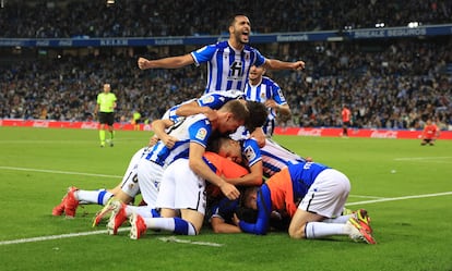 Futbolistas de la Real Sociedad celebran un tanto en un partido liguero contra el RCD Mallorca, el pasado octubre.