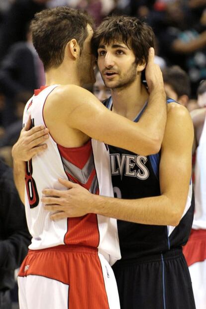 Ricky Rubio se abraza a José Calderon durante el encuentro.