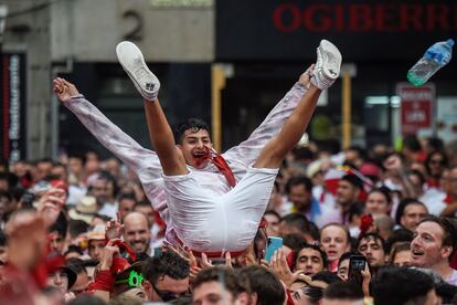 Había muchas ganas de volver a celebrar en la calle los sanfermines y se ha notado en la afluencia a la plaza y en las calles aledañas, repletas de gente desde horas antes del chupinazo.