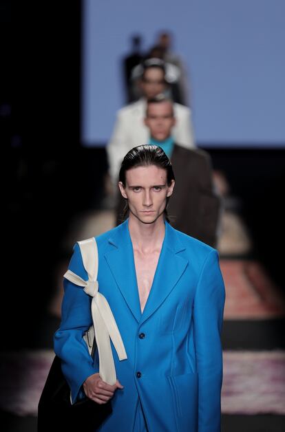 Un modelo en el desfile de la colección primavera/verano 2022 de Duarte, en el primer día de la 74ª edición de la Mercedes-Benz Fashion Week-Madrid, el 16 de septiembre de 2021.