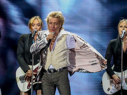 Rod Stewart junto a dos de sus coristas e instrumentistas, anoche en el WiZink Center de Madrid.