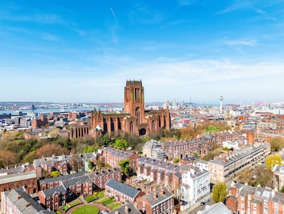 Vista aérea de Liverpool con la catedral en el centro.