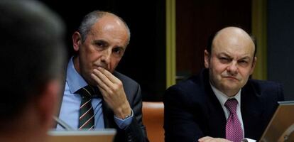 Josu Erkoreka, en el centro, durante su comparecencia de ayer en el Parlamento.